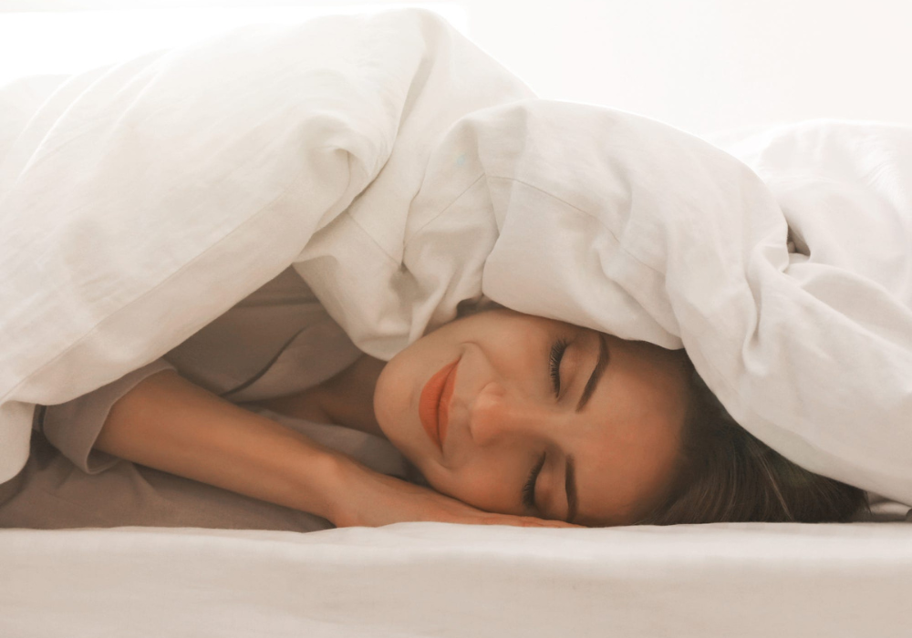 Side-sleeping woman resting on an organic latex mattress and pillows, highlighting a relaxed posture.